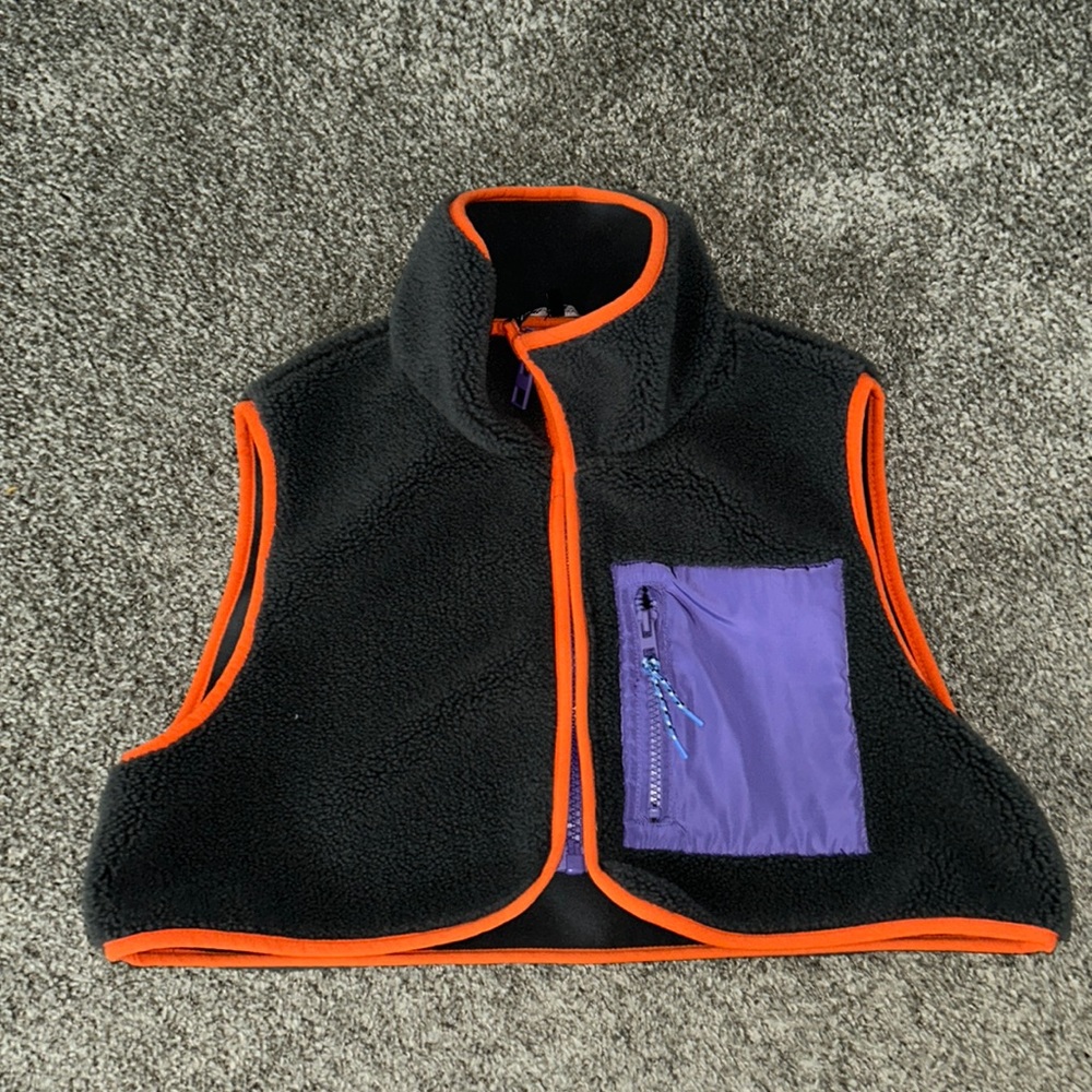 Cropped gray vest with front left side small pocket